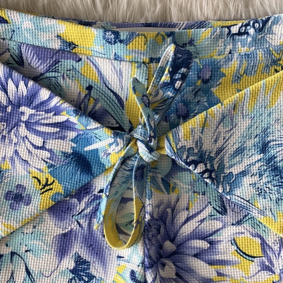J.O.A. Los Angeles Tie Front Floral Shorts - Picture 6 of 14
